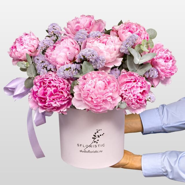 Композиция из Пионов и Статицы в шляпной коробке «Парижская дымка»