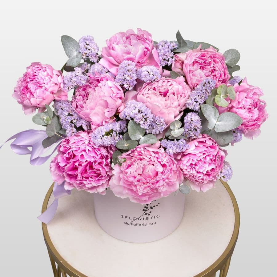 Композиция из Пионов и Статицы в шляпной коробке «Парижская дымка»