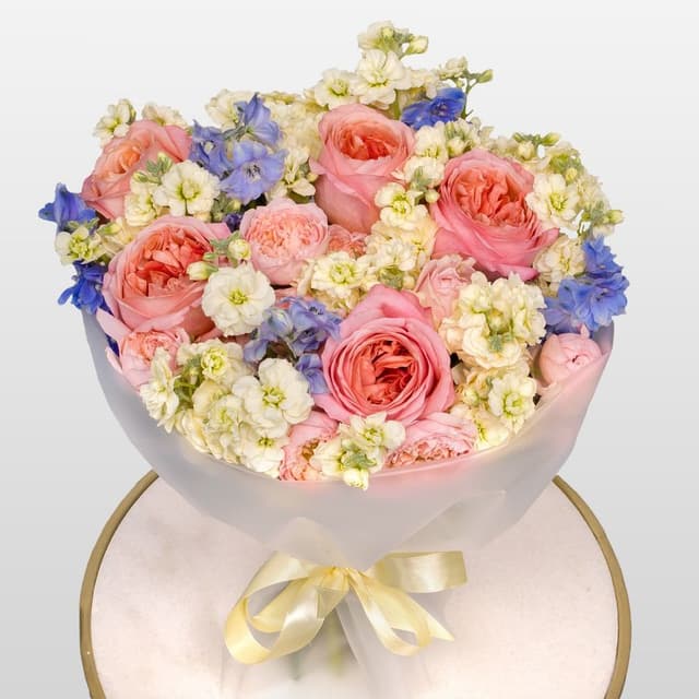 Букет из Маттиолы, Роз и Дельфиниума «Облачный сад»