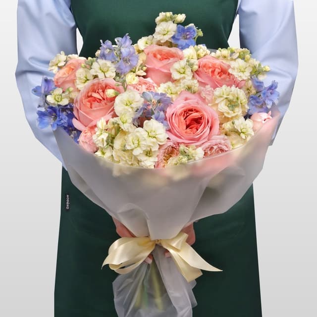 Букет из Маттиолы, Роз и Дельфиниума «Облачный сад»