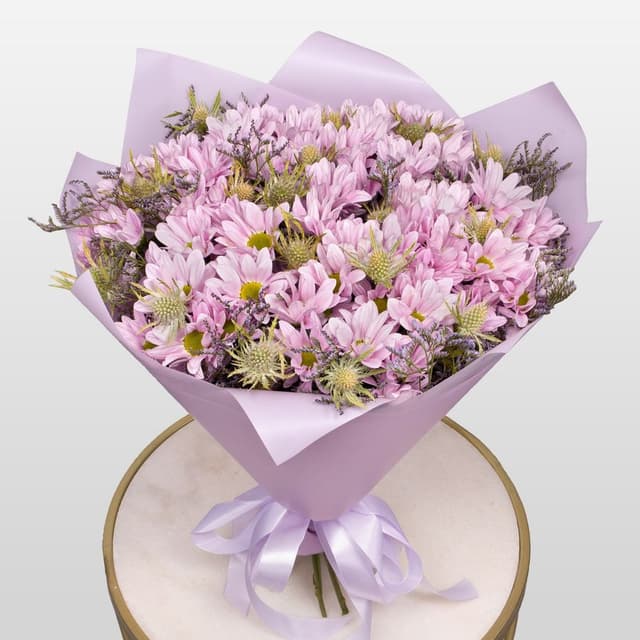 Букет из Хризантем и Эрингиума «Лунная трава»