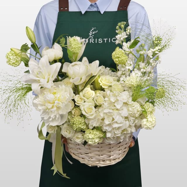 Композиция из Лилий, Маттиол, Роз и Пионов в корзине «Белый Вальс»