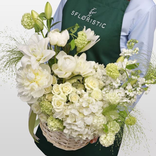 Композиция из Лилий, Маттиол, Роз и Пионов в корзине «Белый Вальс»