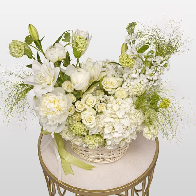 Композиция из Лилий, Маттиол, Роз и Пионов в корзине «Белый Вальс»