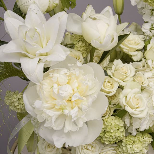 Композиция из Лилий, Маттиол, Роз и Пионов в корзине «Белый Вальс»