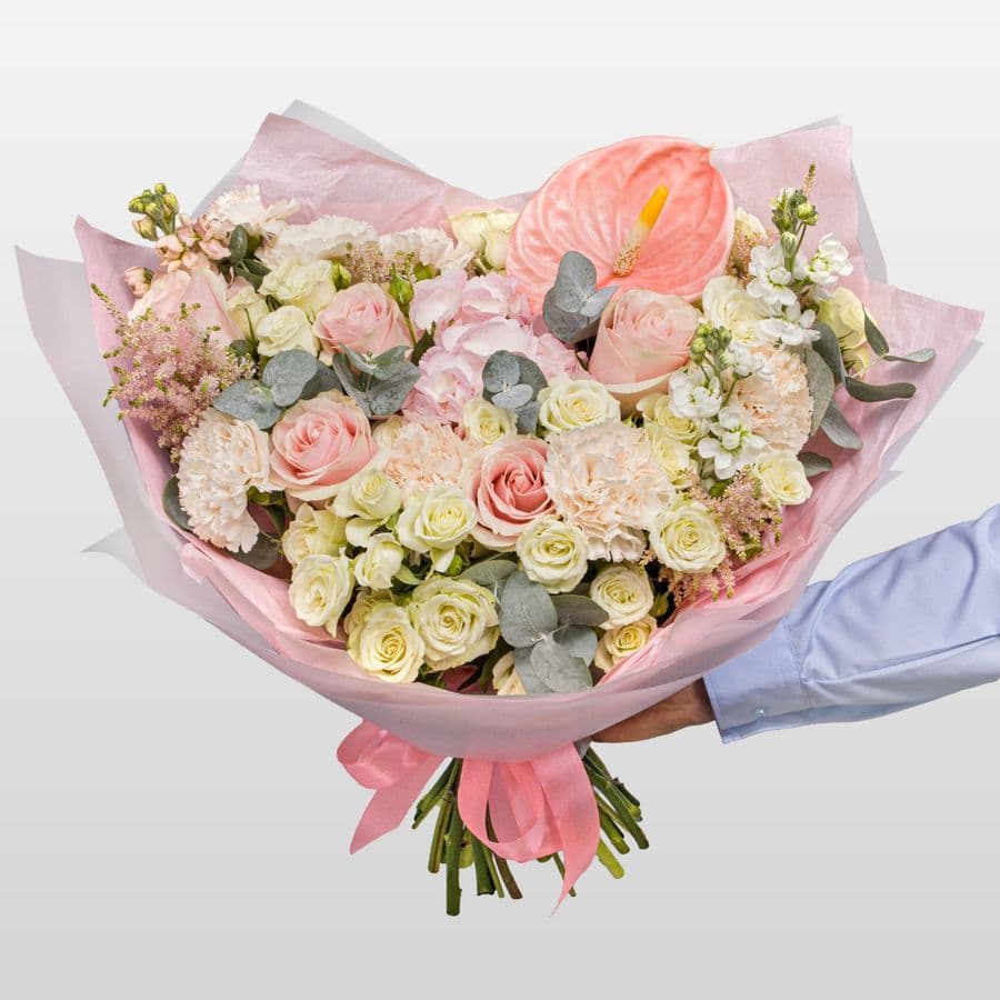 Букет из Роз, Гвоздик, Маттиол и Антуриума «Розовый Лён»
