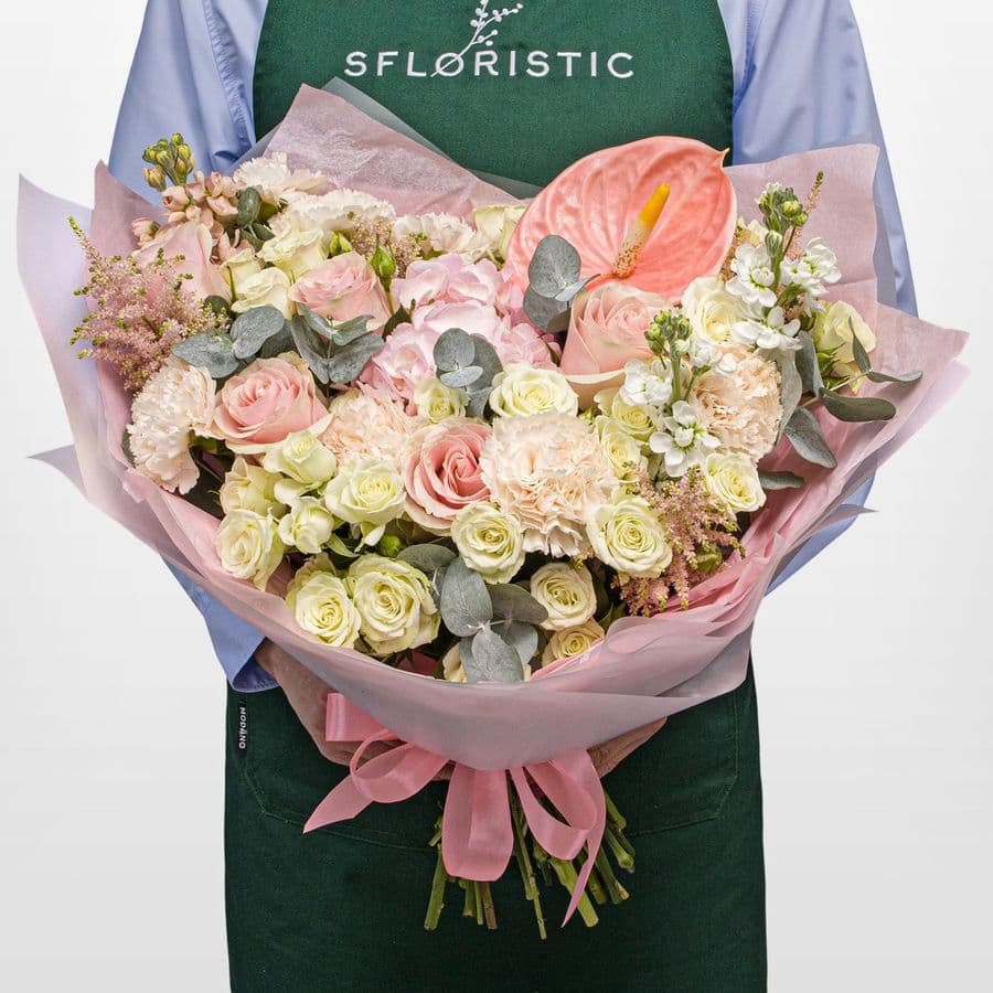 Букет из Роз, Гвоздик, Маттиол и Антуриума «Розовый Лён»