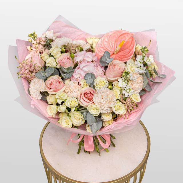 Букет из Роз, Гвоздик, Маттиол и Антуриума «Розовый Лён»