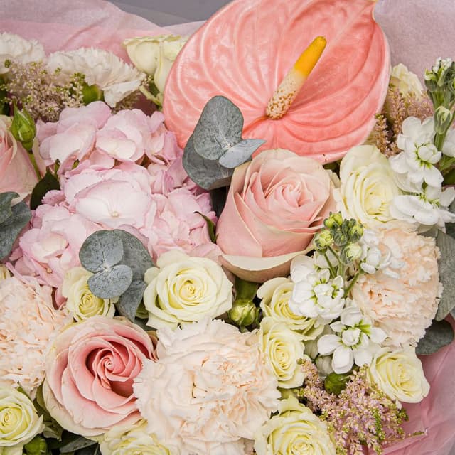 Букет из Роз, Гвоздик, Маттиол и Антуриума «Розовый Лён»