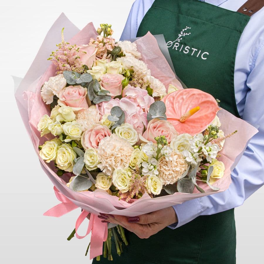 Букет из Роз, Гвоздик, Маттиол и Антуриума «Розовый Лён»