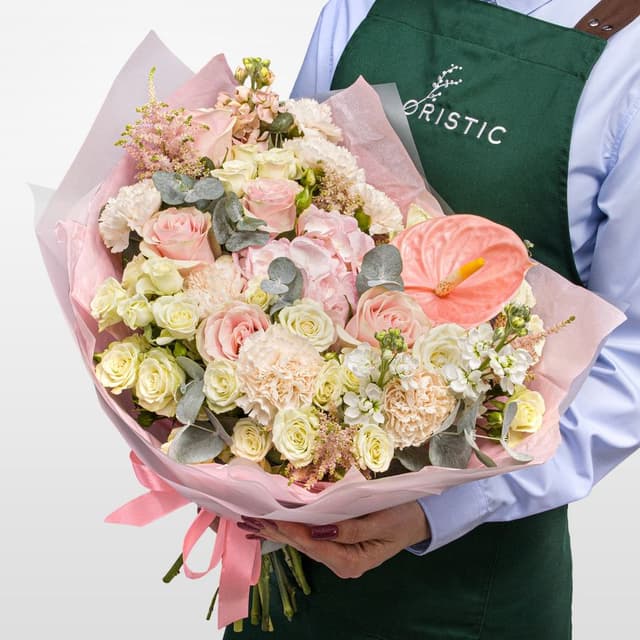 Букет из Роз, Гвоздик, Маттиол и Антуриума «Розовый Лён»