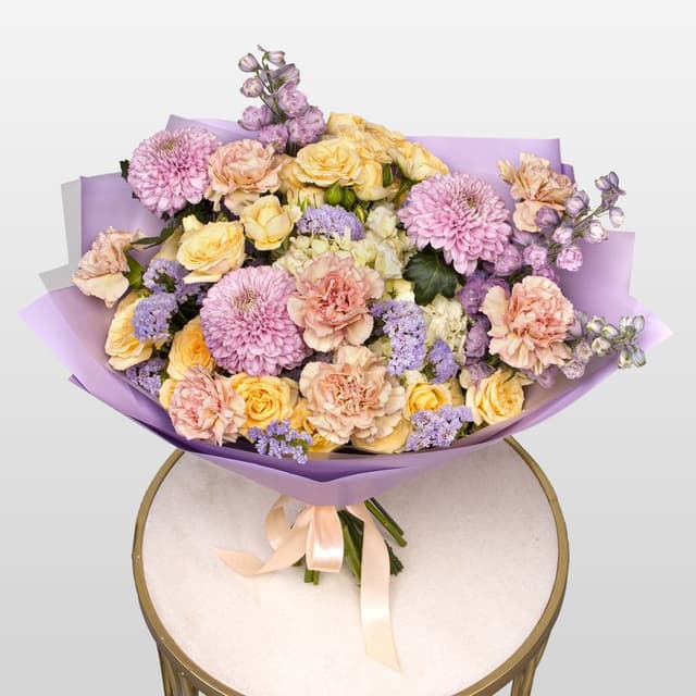 Букет из Гвоздик, Хризантем, Роз и Дельфиниума «Счастье рядом»