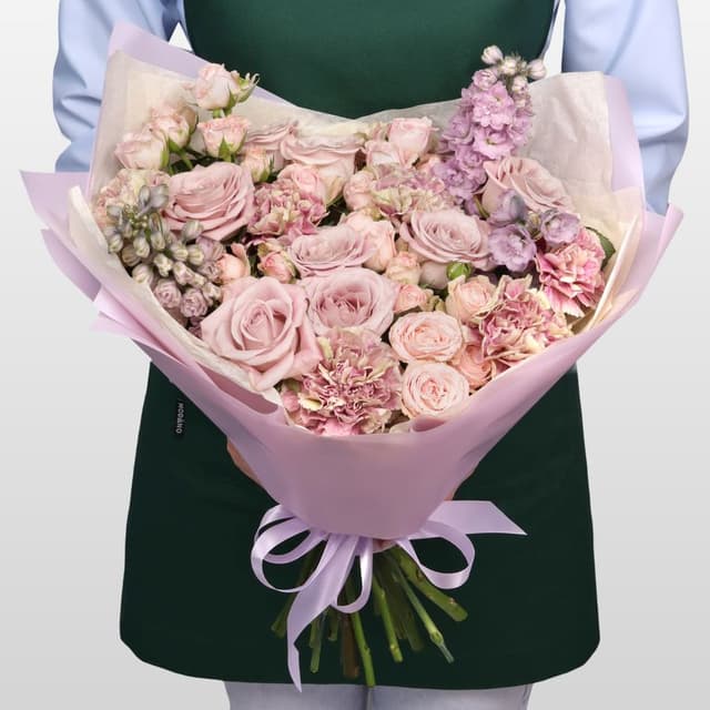 Букет из Гвоздик, Роз и Дельфиниума «Ветер перемен»