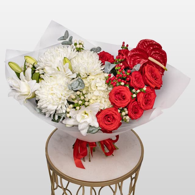 Букет из Хризантем, Роз, Лилий и Антуриума «Сила и нежность»