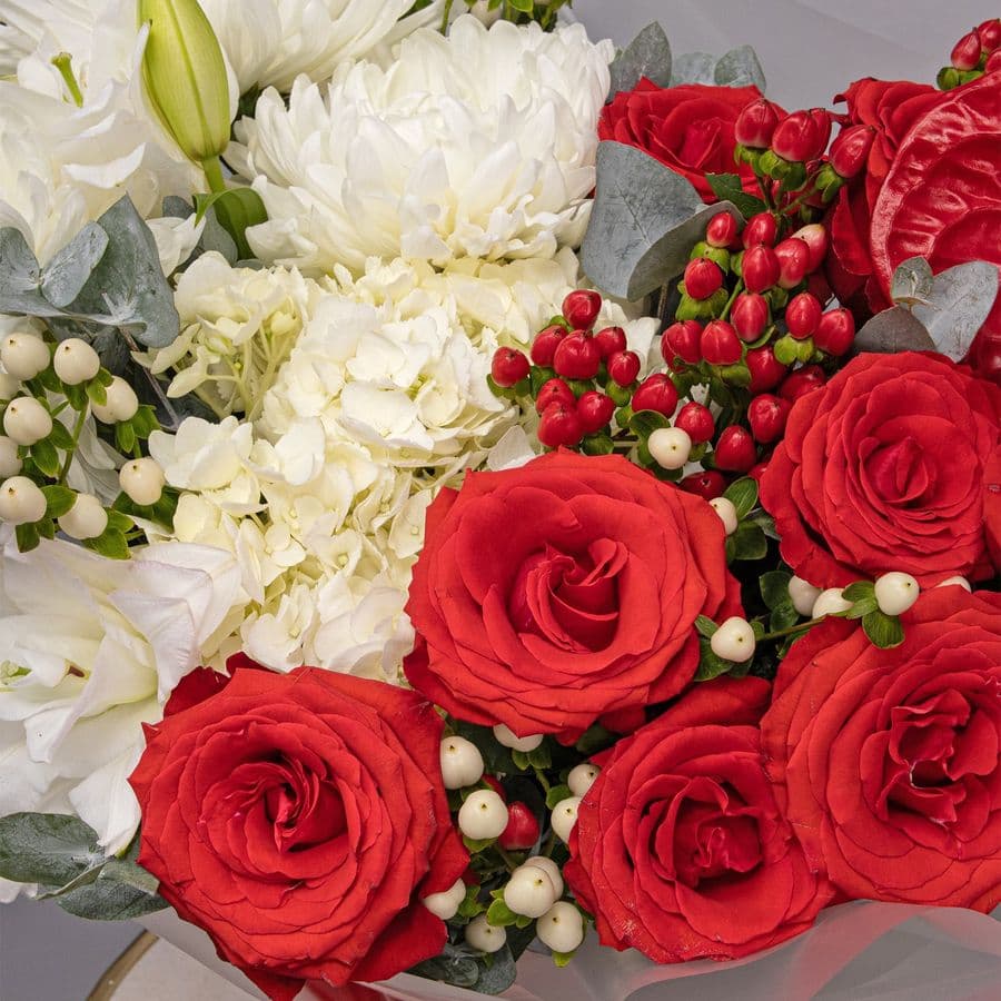 Букет из Хризантем, Роз, Лилий и Антуриума «Сила и нежность»