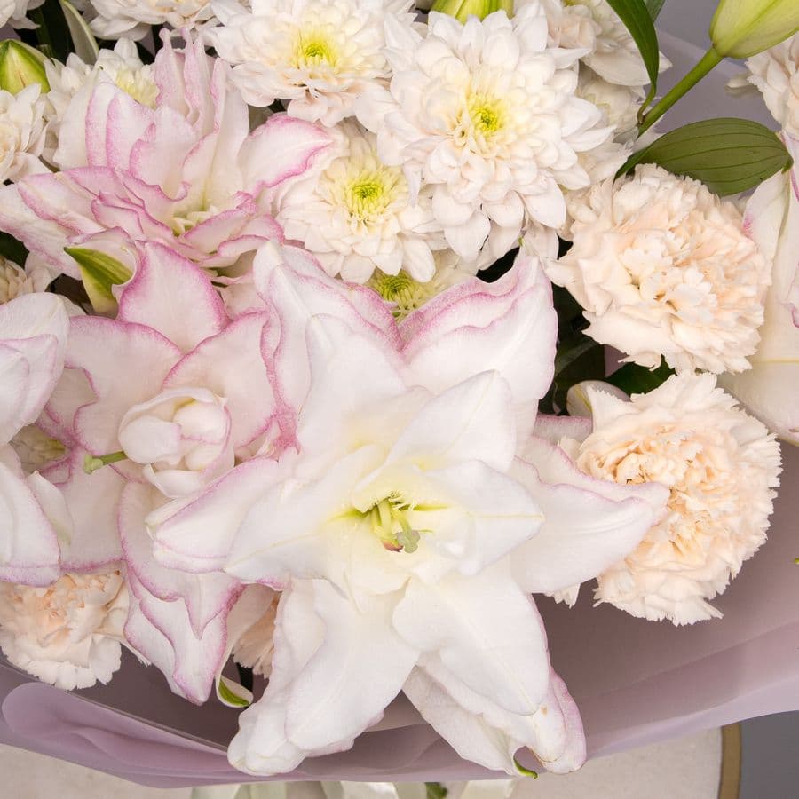 Букет из Гвоздик, Хризантем и Лилий «Нежный миг»