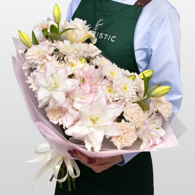 Букет из Гвоздик, Хризантем и Лилий «Нежный миг»