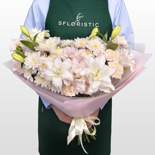 Букет из Гвоздик, Хризантем и Лилий «Нежный миг»