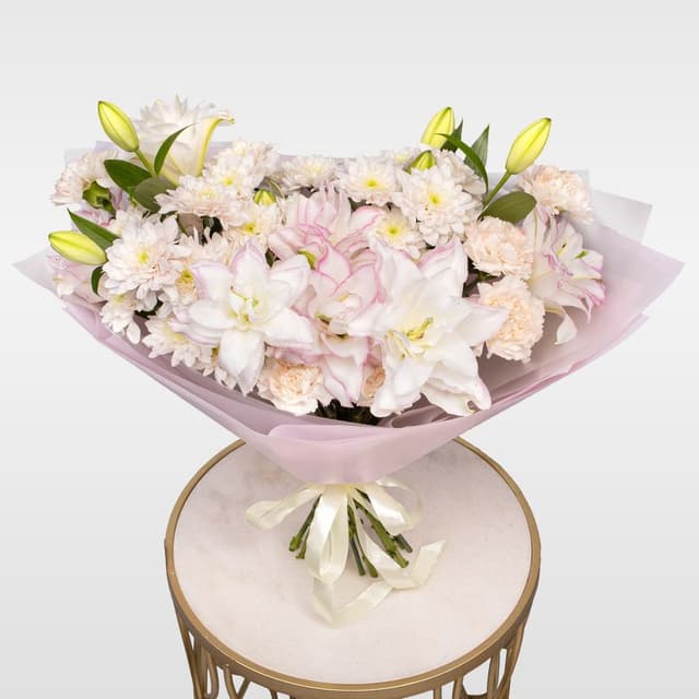 Букет из Гвоздик, Хризантем и Лилий «Нежный миг»