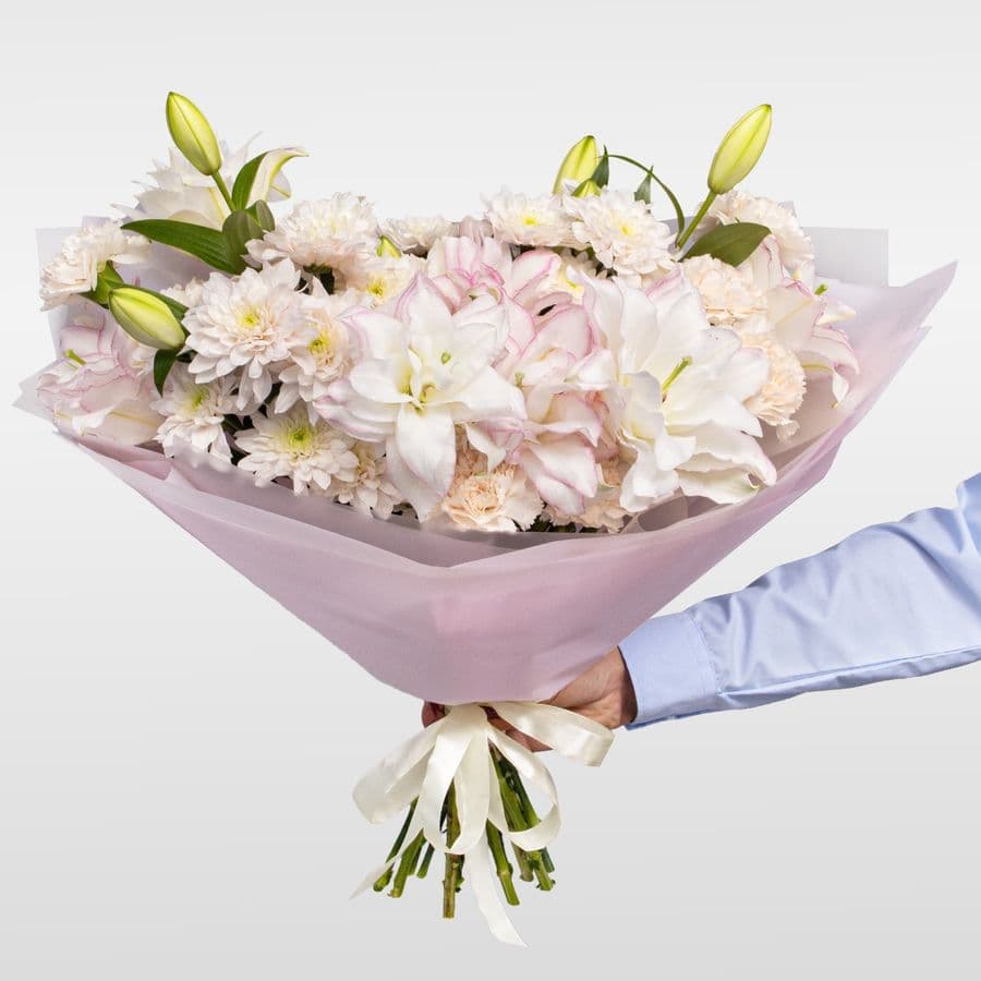 Букет из Гвоздик, Хризантем и Лилий «Нежный миг»