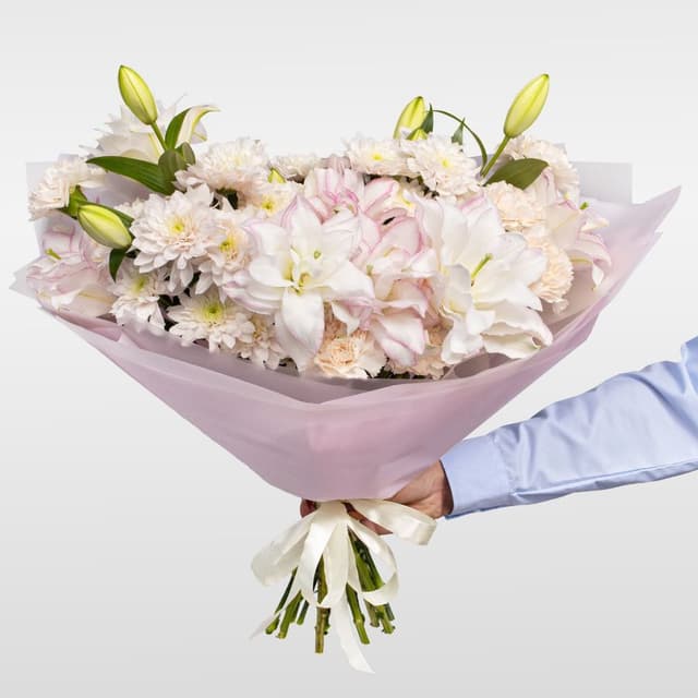 Букет из Гвоздик, Хризантем и Лилий «Нежный миг»