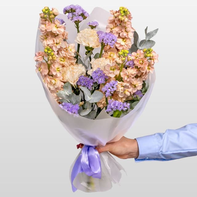 Букет из Гвоздик, Маттиол и Статицы «Тайна чувств»