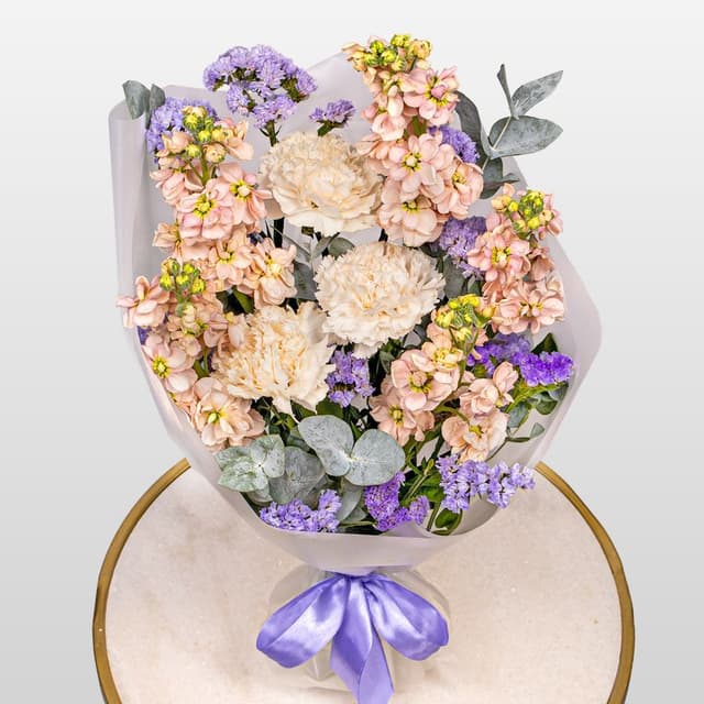 Букет из Гвоздик, Маттиол и Статицы «Тайна чувств»