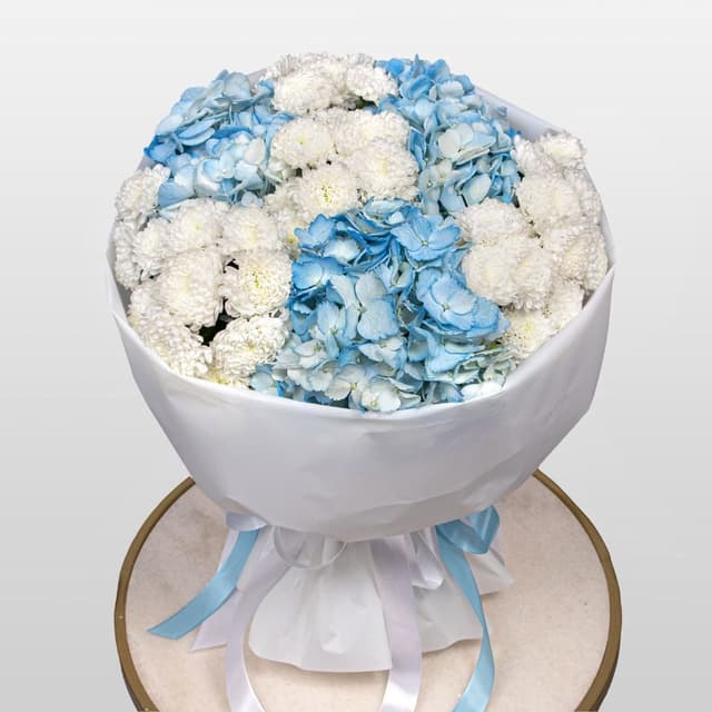 Букет из Гортензий и Хризантем Сантини «Северная нежность»