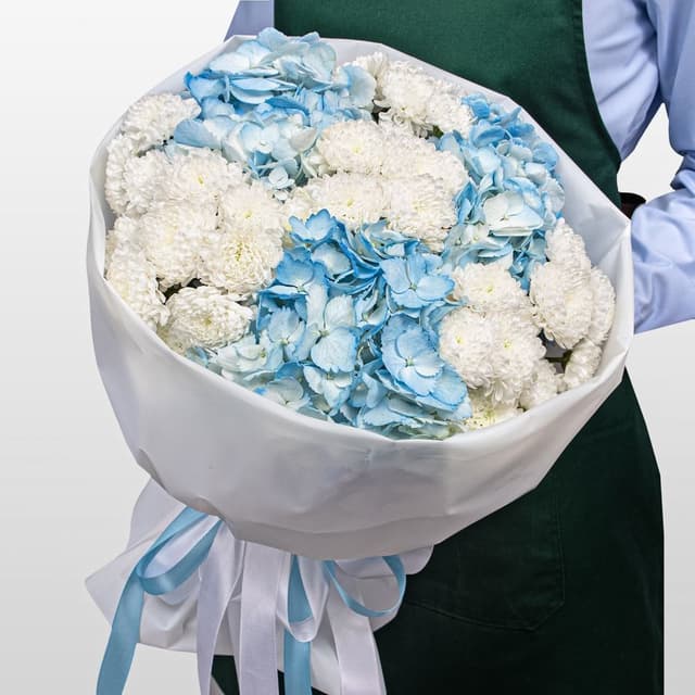 Букет из Гортензий и Хризантем Сантини «Северная нежность»