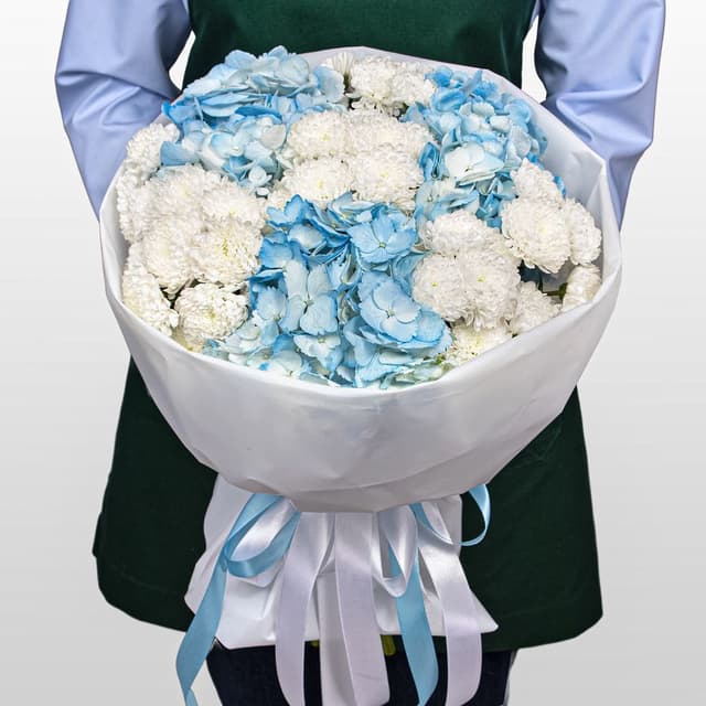 Букет из Гортензий и Хризантем Сантини «Северная нежность»