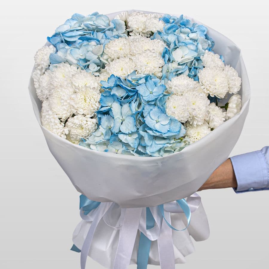Букет из Гортензий и Хризантем Сантини «Северная нежность»