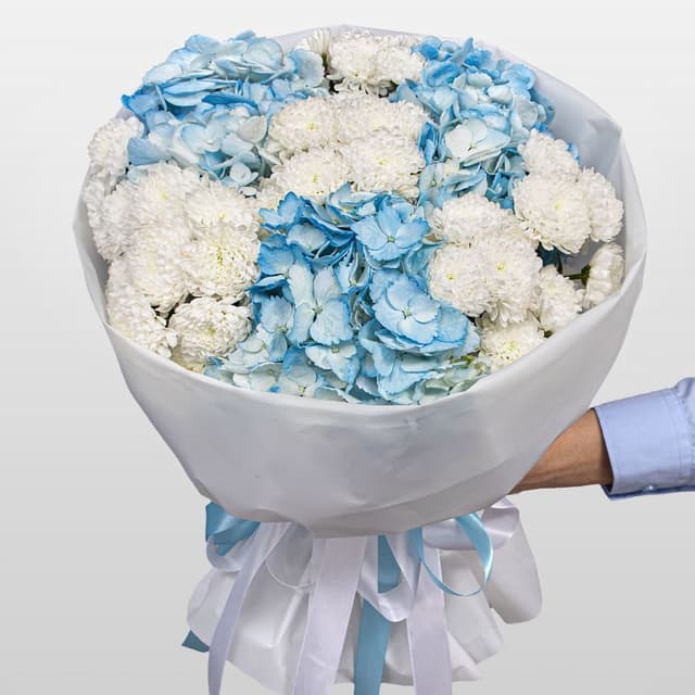 Букет из Гортензий и Хризантем Сантини «Северная нежность»