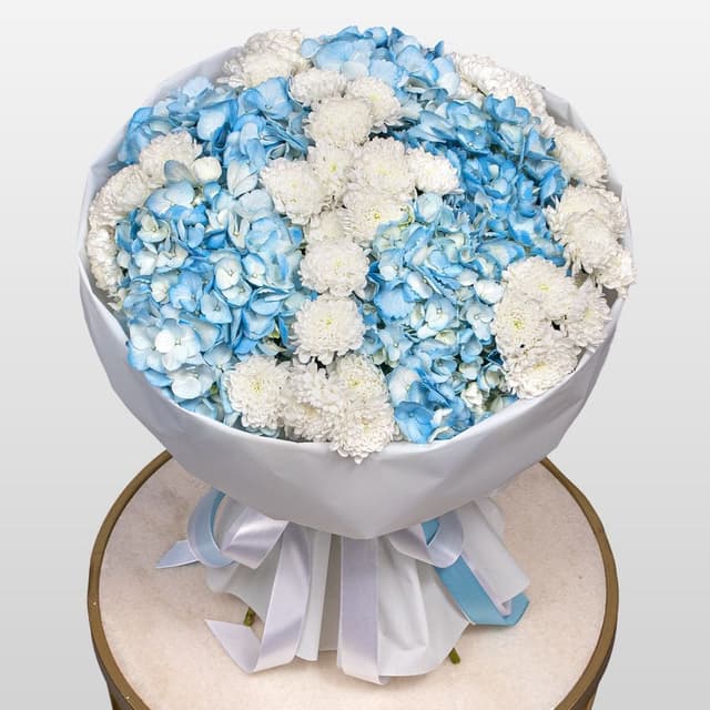 Букет из Гортензий и Хризантем Сантини «Сказка о небе»