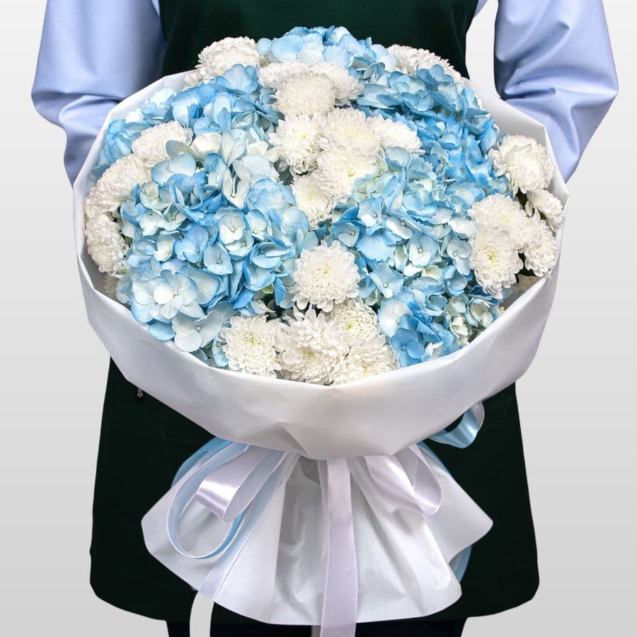 Букет из Гортензий и Хризантем Сантини «Сказка о небе»