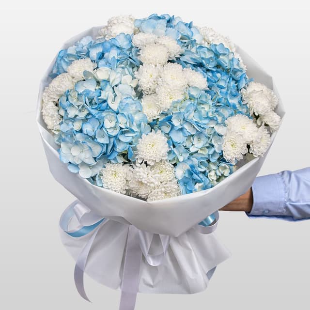 Букет из Гортензий и Хризантем Сантини «Сказка о небе»