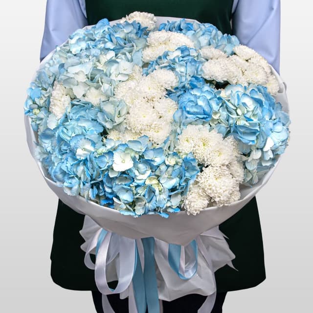 Букет из Гортензий и Хризантем Сантини «Объятия ветра»