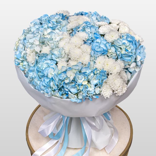 Букет из Гортензий и Хризантем Сантини «Объятия ветра»