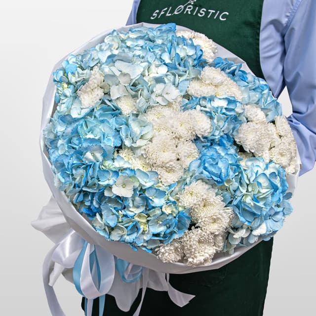 Букет из Гортензий и Хризантем Сантини «Объятия ветра»