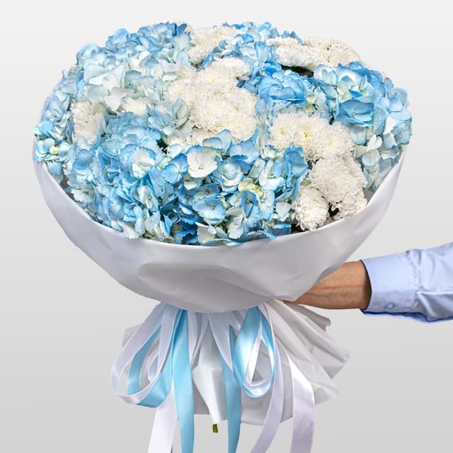 Букет из Гортензий и Хризантем Сантини «Объятия ветра»