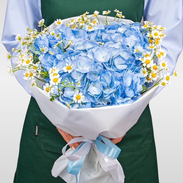 Букет из Гортензий и Ромашек «Небесный луг»