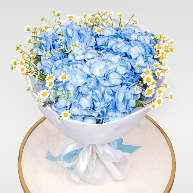 Букет из Гортензий и Ромашек «Небесный луг»