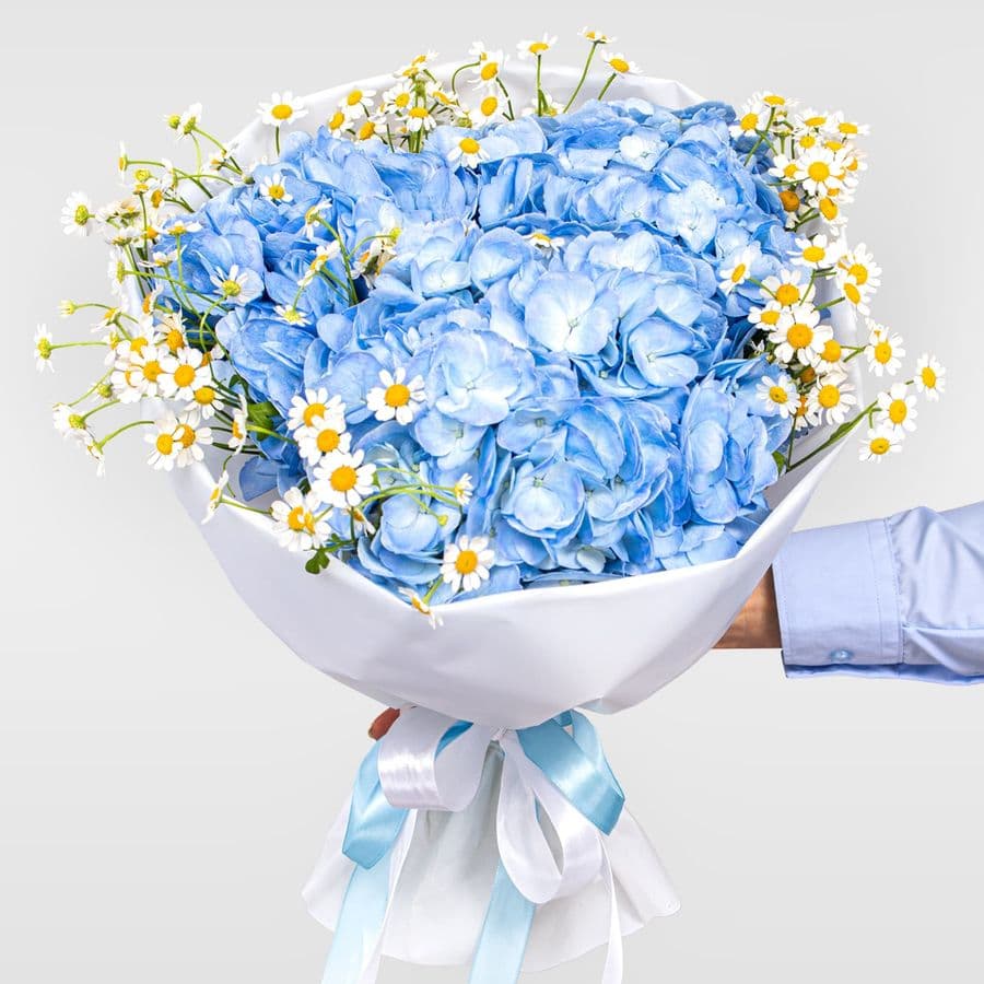 Букет из Гортензий и Ромашек «Небесный луг»