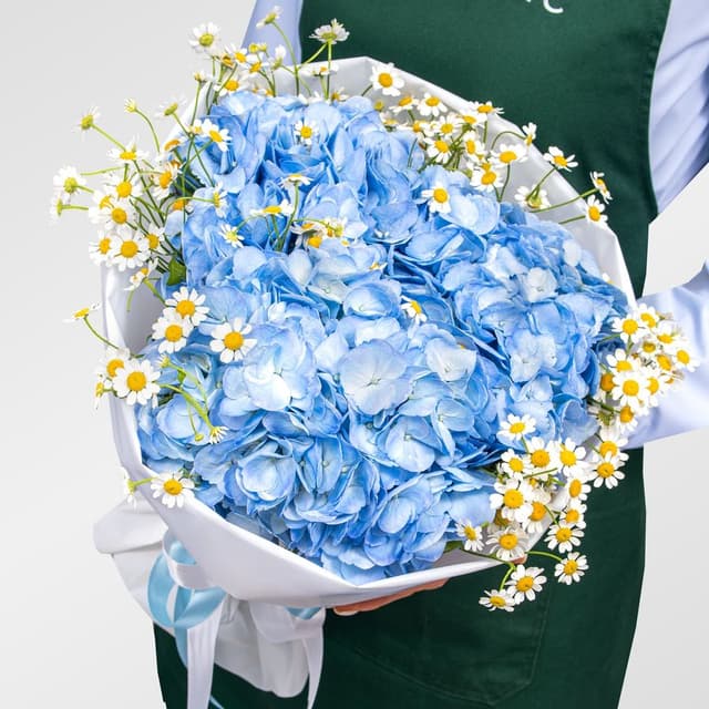 Букет из Гортензий и Ромашек «Небесный луг»