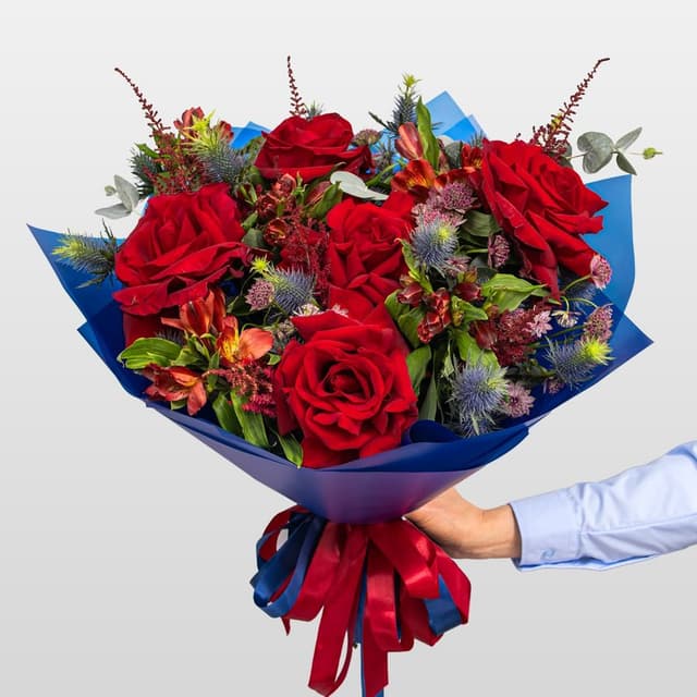 Букет из Роз, Альстромерий и Астильбы «Рубиновая ночь»