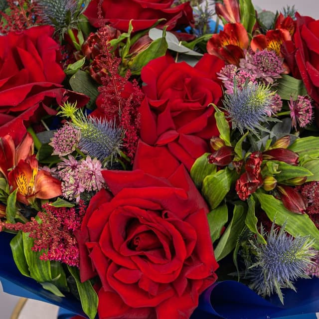 Букет из Роз, Альстромерий и Астильбы «Рубиновая ночь»