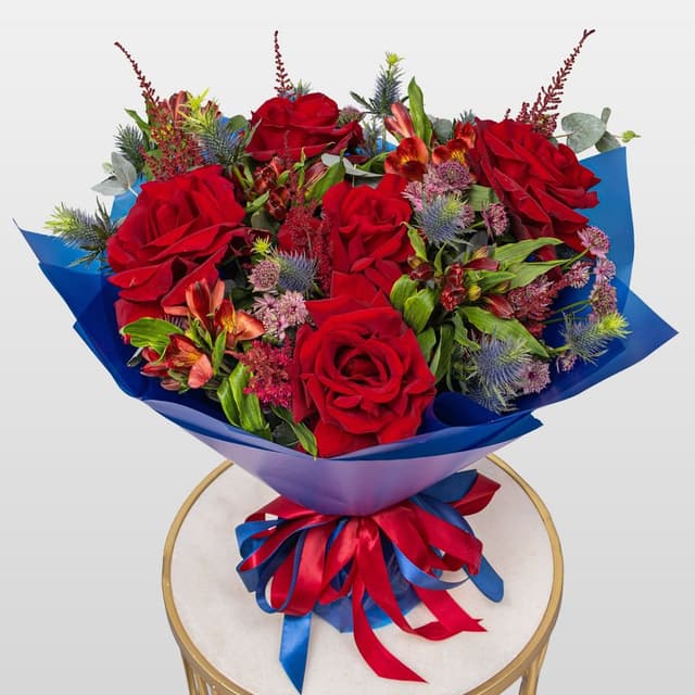 Букет из Роз, Альстромерий и Астильбы «Рубиновая ночь»