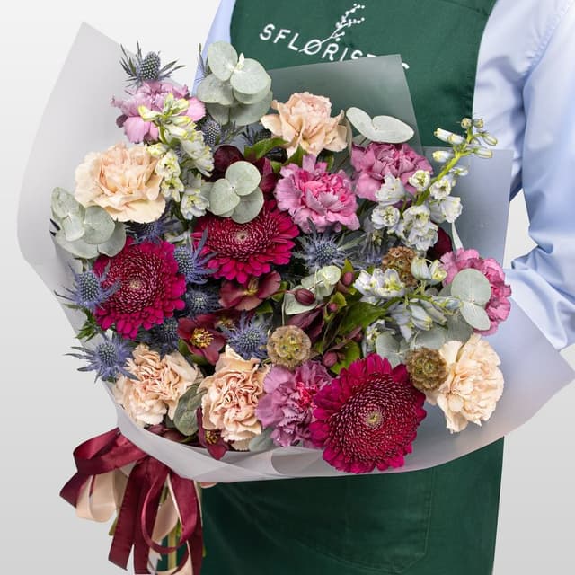 Букет из Гвоздик, Гербер и Дельфиниума «Винтажный Шик»