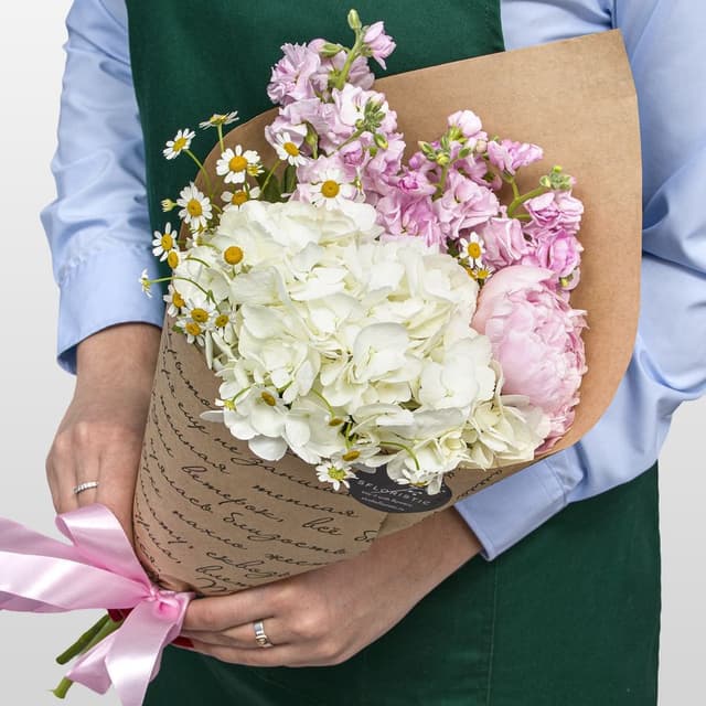 Букет из Ромашки, Пиона, Гортензии и Маттиол «Летнее Письмо»