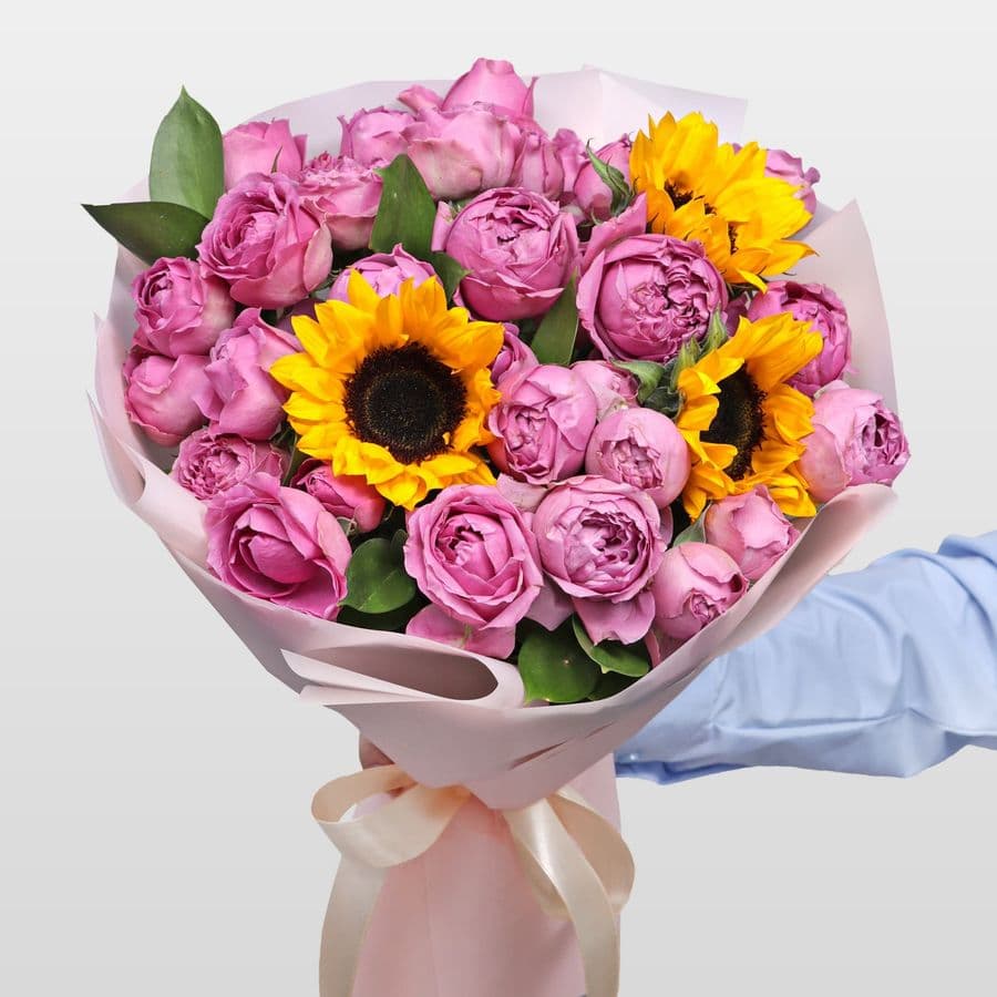 Букет из Кустовых роз и Подсолнухов «Солнечный танец»