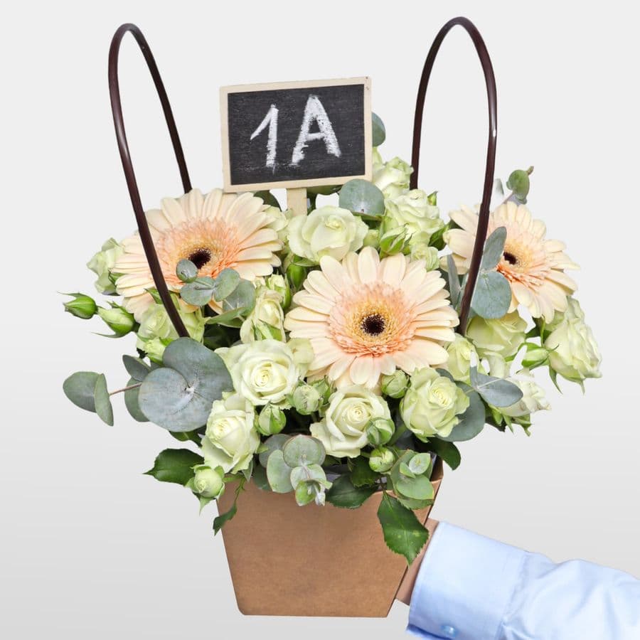 Композиция из Кустовых Роз и Гермини в сумочке «Школьный день»